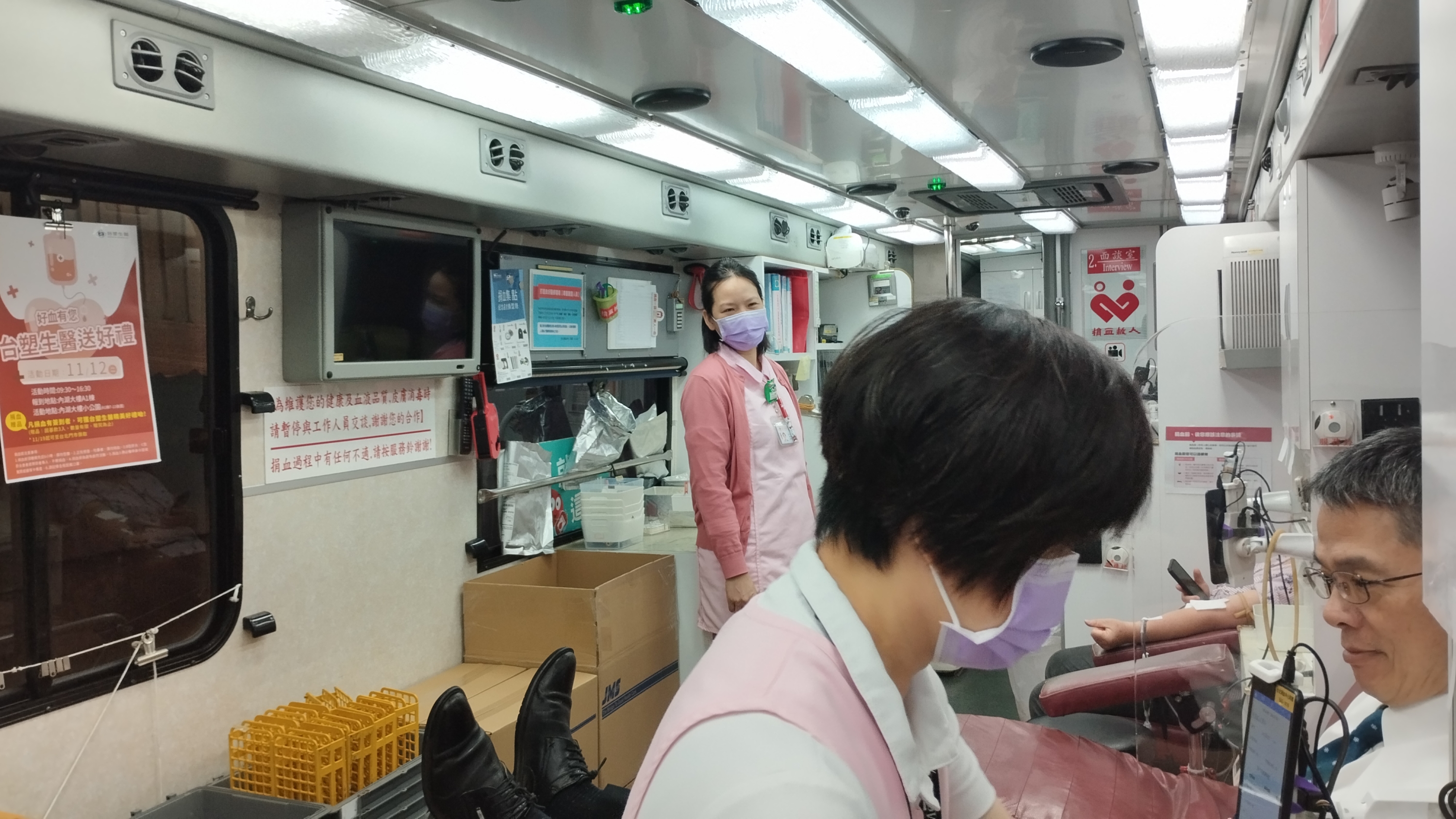 隨著台塑企業集團總部正式搬遷至內湖科技園區（TCBD）後，旗下台塑生醫科技股份有限公司（以下簡稱台塑生醫）積極融入新社區，並於近期成功舉辦了首場響應式捐血活動。此次活動不僅獲得了員工的熱烈支持，台塑生醫更特別加碼，凡參與捐血者皆可獲得公司旗下明星產品「乳清蛋白」作為感謝禮，鼓勵更多人挽袖捐血，為社會注入溫暖。 此次捐血活動特別邀請捐血車進駐，停靠在台塑企業內湖TCBD大樓附近，方便員工及周邊民眾參與。活動現場氣氛熱絡，許多員工利用午休時間前來捐血，展現了台塑企業「取之於社會，用之於社會」的公益精神。 台塑
